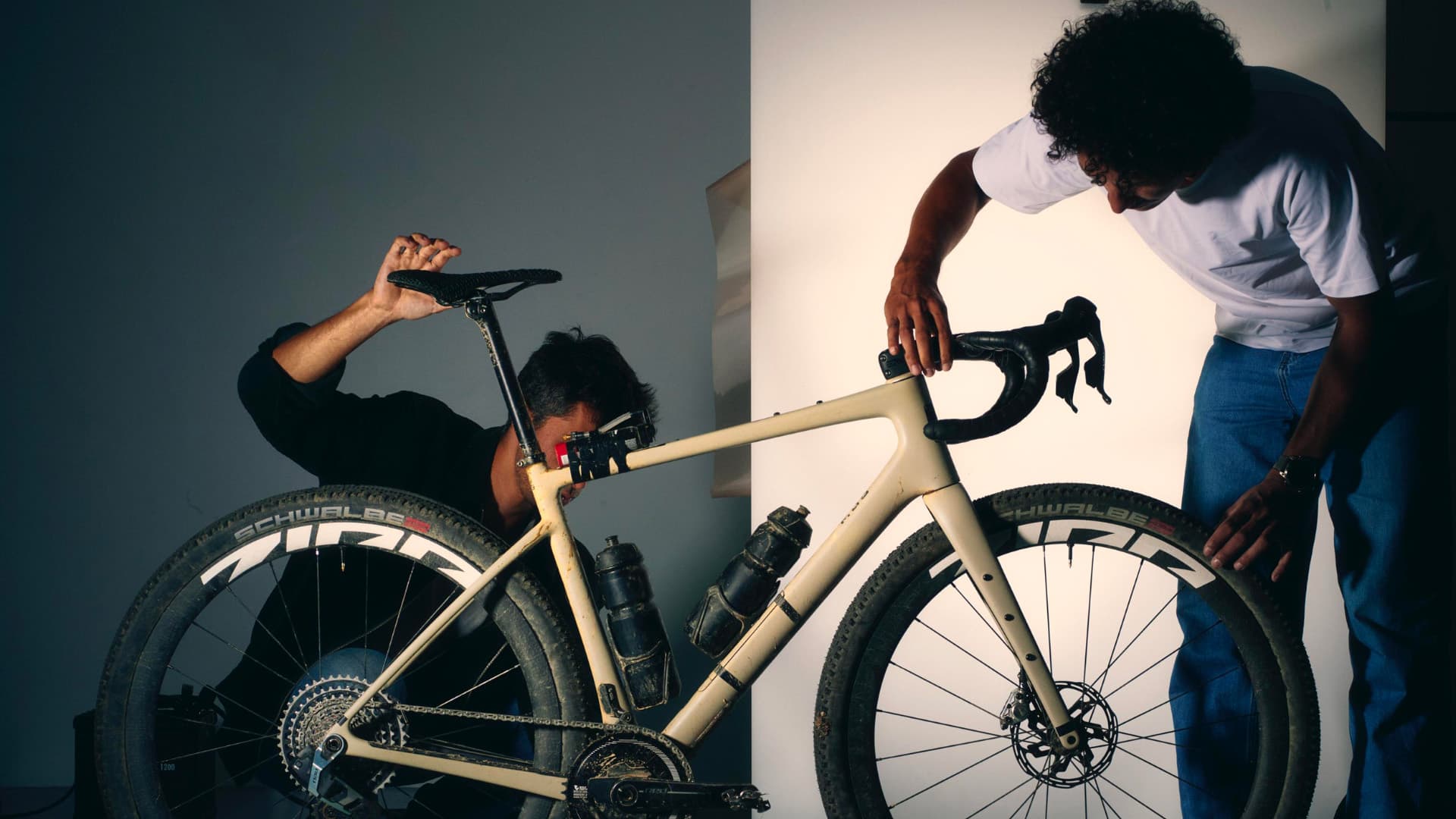 L'équipe PODIUM.CC avec un vélo gravel à l'atelier